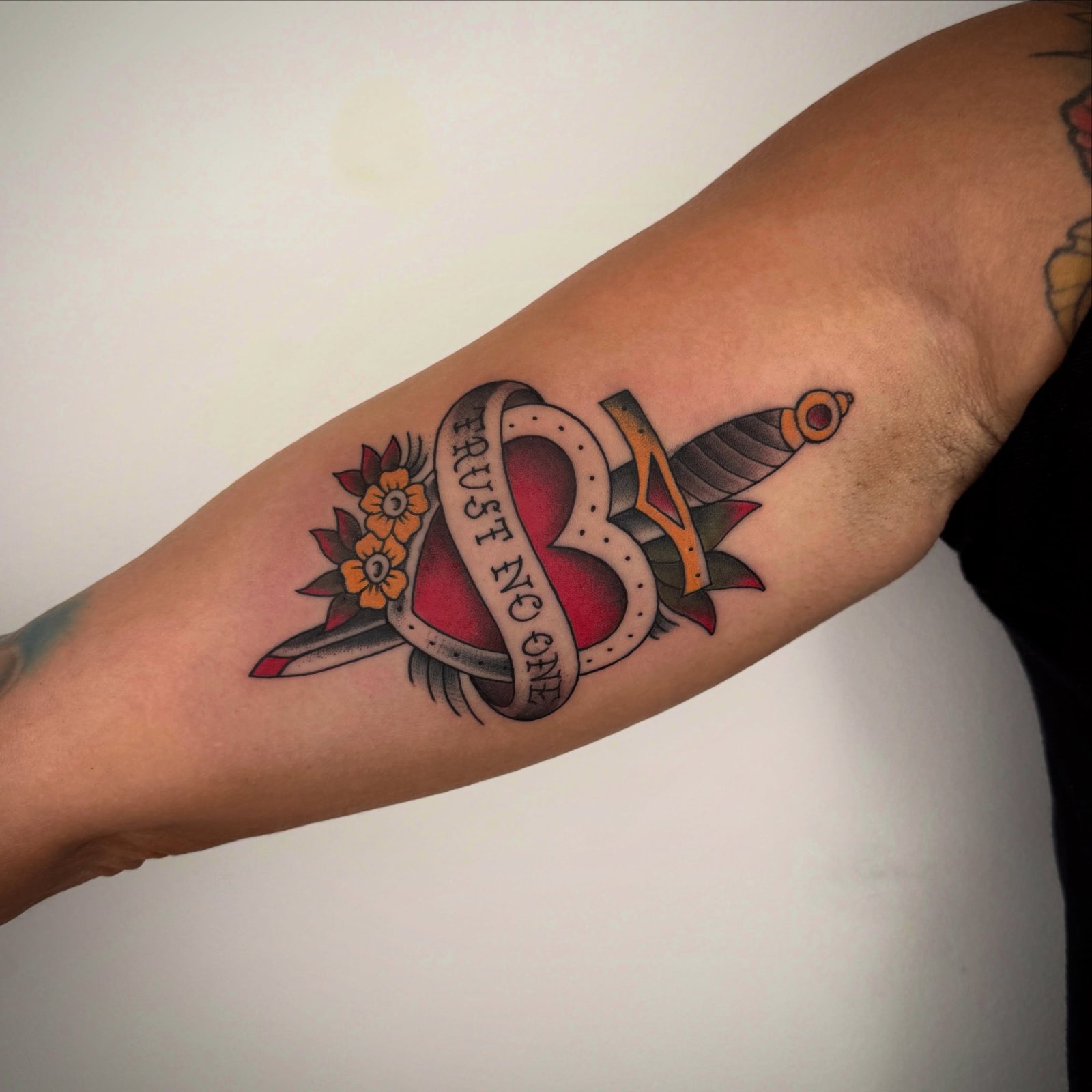 Trust no one · Amadeo — Kratos Tattoo